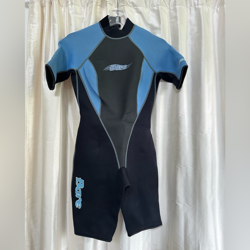WETSUIT ~ BARE Attack Shorty Wetsuit.  size Small .